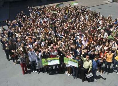 Los estudiantes ganadores, junto con los finalistas, sus profesores, representantes de empresas y comunidades autónomas patrocinadoras del concurso y periodistas de EL PAÍS.
Fotografía de la familia Ferreiro en la cocina de la venta realizada en Puertollano (Ciudad Real) y premiada por el <i>El País de los Estudiantes.</i>
/ INÉS LEÓN