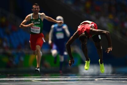 El marroquí Mohamed Amguoun cae tras ganar los 400 m. 