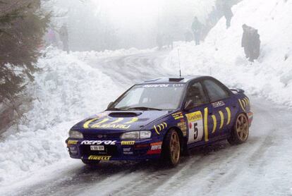 Carlos Sainz al volante de con su Subaru durante la disputa del Rally de Montecarlo, el 23 de enero de 1995.