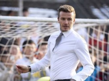 David Beckham, se lanzó a jugar al fútbol trajeado el pasado miércoles con unos estudiantes en Pekín.