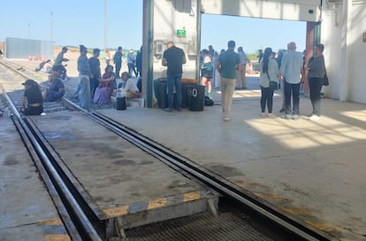 Los 220 pasajeros del tren que iba de Madrid a Sevilla durantesu espera de siete horas en una nave de Adif, en la provincia de Córdoba. foto.Sandra Fontelo