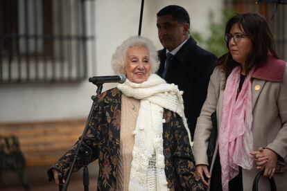 Durante su discruso, Estela Barnes de Carlotto, presidenta de la asociacion Abuelas de plaza de Mayo, hizo énfasis en que no hay que olvidar nunca a los que lucharon por la democracia: "Las democracias que tenemos, ellos la hicieron; ellos nos enseñaron a no temer. Nosotros, sus madres y en esta Asociación, que ya tiene 45 años y a la que pertenezco desde entonces, me cambió y nos cambió la vida. Salió la guerrera, la madre, la que no olvida, no odia. Pero hay palabras que son para siempre y eternas: memoria, verdad y justicia”.