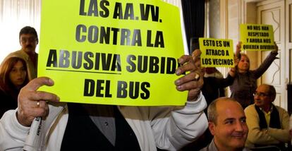 Un grupo de vecinos protesta en pleno contra la subida del billete del autob&uacute;s urbano 