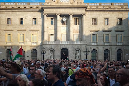 Cientos de personas en un momento de la concentración.