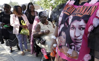 Ciudadanos de Detroit esperan en fila poder acceder al Greater Grace Temple para asistir al funeral de Aretha Franklin. 