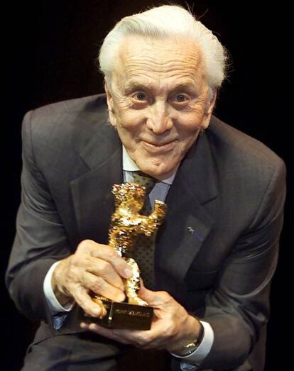 El actor con el Oso de Oro del Festival de Berlín, en reconocimiento a su carrera artística, otorgado en 2001. Douglas ha sido un galán que ha tenido diversos romances con Marlene Dietrich, Rita Hayworth, Joan Crawford, Mia Farrow y Faye Dunaway, entre otras mujeres.