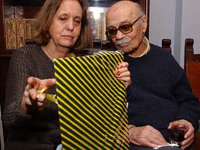 Sábato, junto a su compañera, Elvira González, con uno de los regalos del cumpleaños.