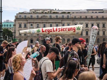 Manifestantes a favor de la legalización del cannabis en Berlín, en agosto de 2023.