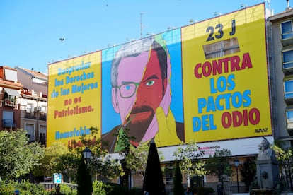 La lona de Avaaz después de cortar en la parte superior de la imagen la palabra "vota" por orden de la Junta Electoral de Madrid, este sábado en la plaza Pedro Zerolo, en Chueca.