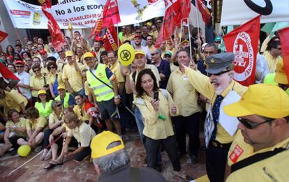 Los empleados de Correos bloquearon ayer la entrada de la sede principal, en la plaza del Ayuntamiento de Valencia.