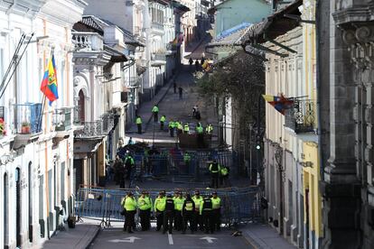 Decenas de Policías acordonan y vigilan una calle cercana al Palacio de Gobierno ecuatoriano (Carondelet), en Quito (Ecuador). Problemas con el transporte y bloqueo de vías se registran en Quito y Guayaquil, previo a la huelga general convocada por sindicatos, sectores sociales e indígenas en contra de la elevación del coste de los combustibles.