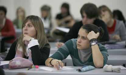 Dos alumnas asisten a clase en un aula de la Facultad de Psicología de la Universidad del País Vasco (UPV) en San Sebastián, en una imagen de archivo.
