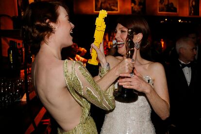 Julianne Moore y Emma Stone, celebrando en la Governor´s Ball.