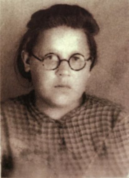 Lena Mujina, en una fotografia que aparece en le portada del libro " El diario de Lena"