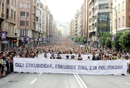 Decenas de miles de personas secundan la manifestación en favor de los derechos civiles en Bilbao.