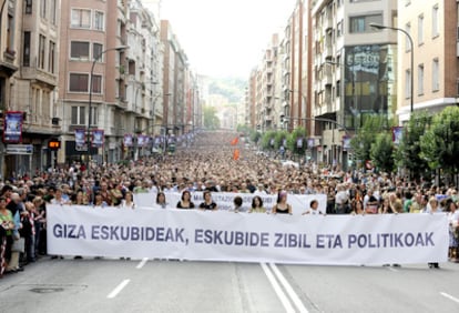 Decenas de miles de personas secundan la manifestación en favor de los derechos civiles en Bilbao.