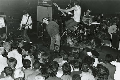Durante un concierto de Circle Jerks en 1980 el bajista Roger Rogerson da un salto en el aire.