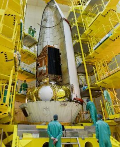 Colocación de un satélite en el interior de la cofia protectora antes de ser puesto en órbita.