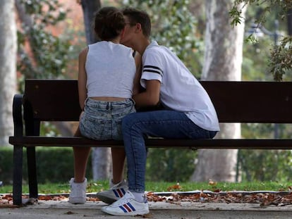 Una pareja de jóvenes, en el parque madrileño del Retiro.