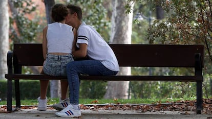 Una pareja de jóvenes, en el parque madrileño del Retiro.