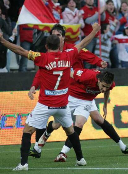 Portillo celebra su gol con César Navas y Cuéllar.