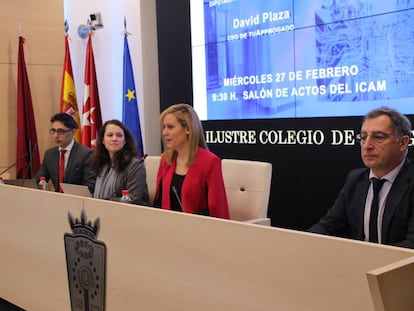 De izquierda a derecha: David Plaza, de TuAppbogado; Micaela Arias, de la CNMC; y Esther Montalvá y Dionisio Escudero, del ICAM, ayer en la sede del Colegio.