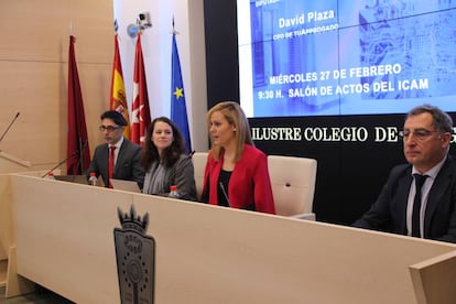 De izquierda a derecha: David Plaza, de TuAppbogado; Micaela Arias, de la CNMC; y Esther Montalvá y Dionisio Escudero, del ICAM, ayer en la sede del Colegio.