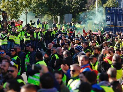 Taxistas se dirigen a la ronda Litoral, este lunes.