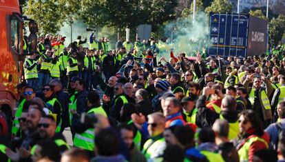 Taxistas se dirigen a la ronda Litoral, este lunes.