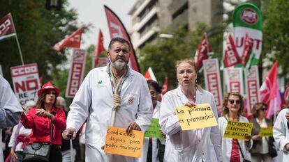 Varios manifestantes en la marcha de Córdoba convocada por Marea Blanca en todo Andalucía en defensa de la sanidad pública.