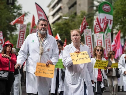 Varios manifestantes en la marcha de Córdoba convocada por Marea Blanca en todo Andalucía en defensa de la sanidad pública.