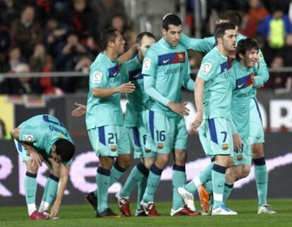 Los jugadores del Barcelona se felicitan tras uno de los goles.