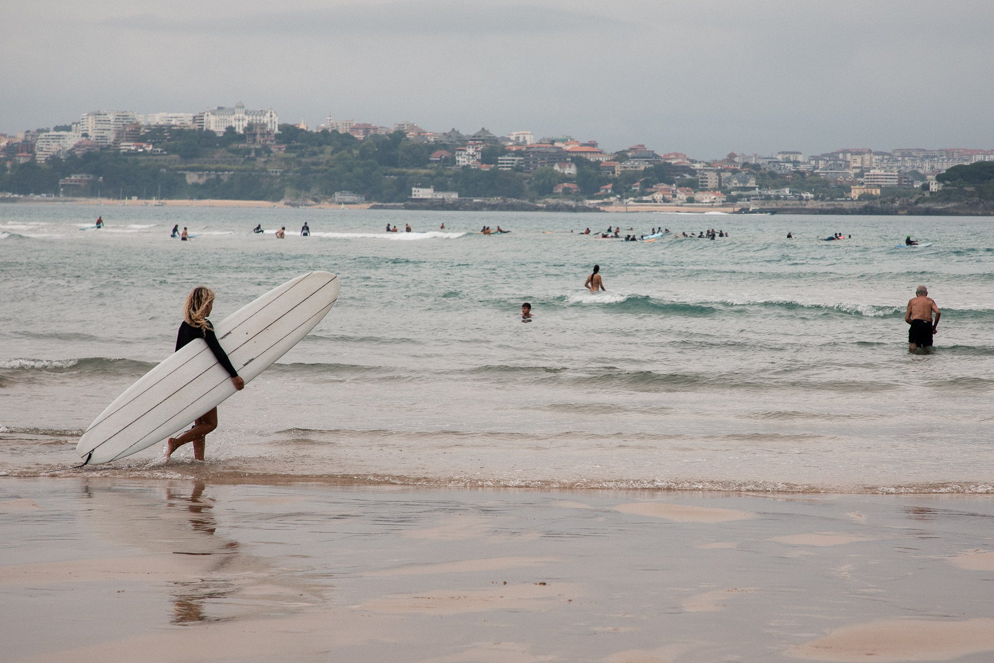Ambiente surfero en la playa de Somo (Cantabria).