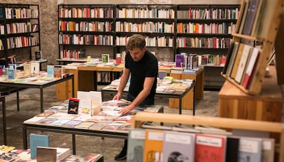 Interior de la librería Calders, en el barrio de Sant Antoni de Barcelona. 