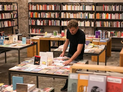 Interior de la librería Calders, en el barrio de Sant Antoni de Barcelona. 