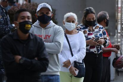 Varias personas hacen cola para votar en un colegio electoral de Caracas. Voluntad Popular (VP) y Acción Democrática (AD), dos de los cuatro partidos más grandes de la oposición, reiteraron este domingo, a través de las redes sociales, su rechazo al proceso electoral al recordar que sus símbolos fueron "robados" por el TSJ.