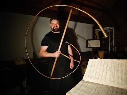 El músico Abraham Cupeiro, en su estudio y vivienda a las afueras de Lugo, el pasado 19 de noviembre.