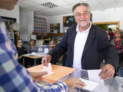 El candidato del PSOE a la alcaldía de Madrid, Pepu Hernández, votando en el Colegio Padre Coloma de Madrid.