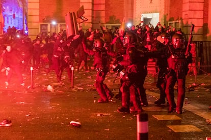 Manifestantes lanzaban mobiliario urbano contra la policía en la confluencia de las calles del Marqués de Urquijo y Ferraz, la noche del 7 de noviembre.