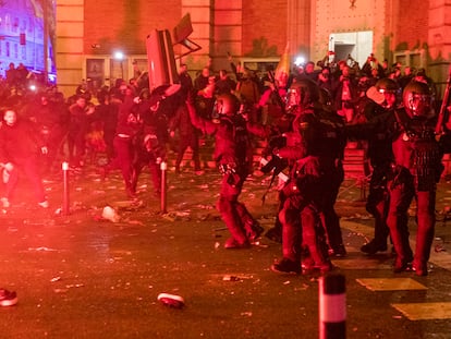 Manifestantes lanzaban mobiliario urbano contra la policía en la confluencia de las calles del Marqués de Urquijo y Ferraz, la noche del 7 de noviembre.