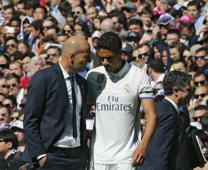 Varane habla con Zidane después de pedir el cambio contra el Alavés.