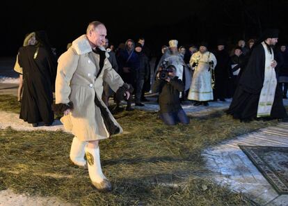 El presidente ruso, Vladímir Putin, se sumergió esta madrugada como uno más en las aguas gélidas de un lago, con motivo de la festividad del Bautismo de Cristo que los ortodoxos celebran cada 19 de enero.
