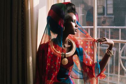 En sus inicios y pese a ser una joven cosmopolita y con estudio, Iman lució ropajes típicos africanos para no romper con la imagen tribal que se daba de ella.