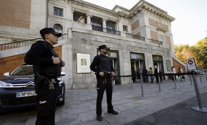 Policías ante el Museo del Prado, este sábado en Madrid.