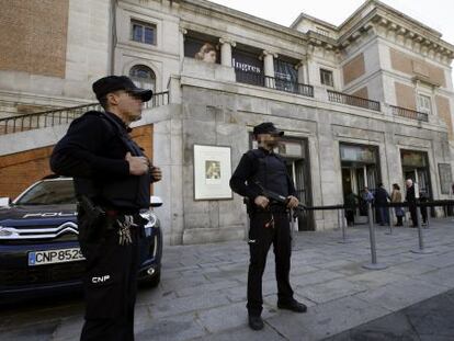 Polic&iacute;as ante el Museo del Prado, este s&aacute;bado en Madrid. 