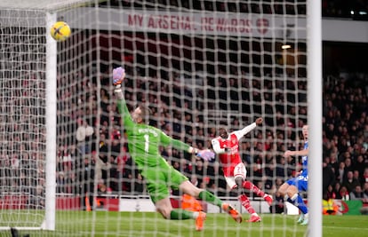 Bukayo Saka anota el 1-0 ante la estirada de Pickford, portero del Everton.