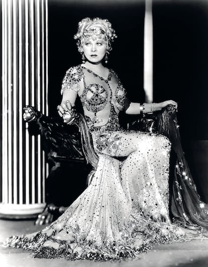 Mae West, vestida por Travis Banton.
