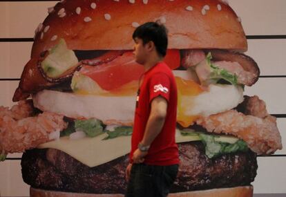 Un hombre pasa ante una hamburguesería en Kuala Lumpur.