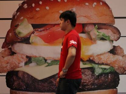 Un hombre pasa ante una hamburguesería en Kuala Lumpur.