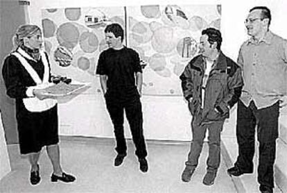 Los artistas Aiert Alonso, José Ramón Amondarain e Iñaki Gracenea, en la Galería DV de San Sebastián.